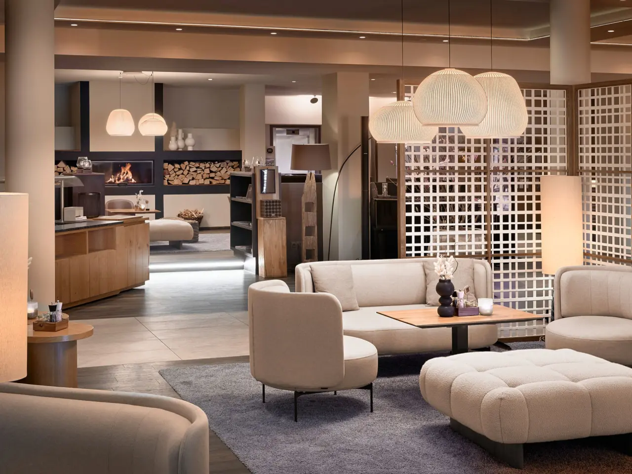 Panoramahotel Oberjoch in Bad Hindelang – Moderne Hotellobby mit gemütlichen Sitzgelegenheiten und Kamin | Wellnesshotel Allgäu