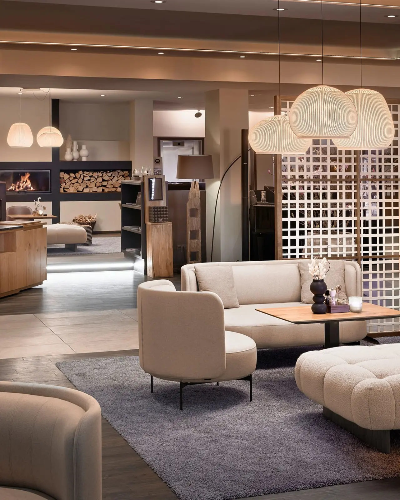 Panoramahotel Oberjoch in Bad Hindelang – Stilvolle Lounge im Hotel mit Designermöbeln und Kamin | Wellnesshotel Allgäu