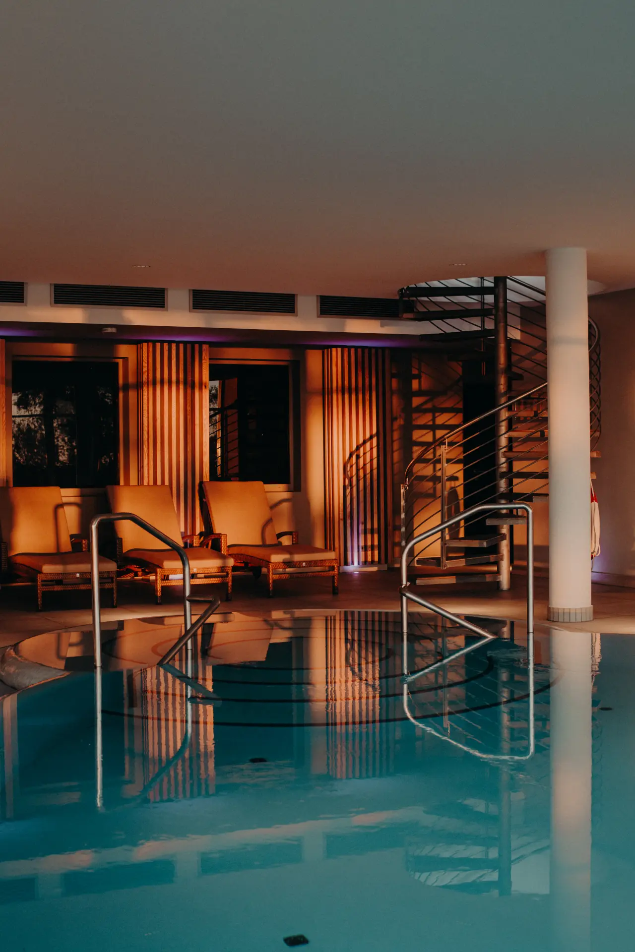 Strandhotel Ostseeblick in Ostseebad Heringsdorf – Innenpool mit Liegen und warmer Beleuchtung | Wellnesshotel Ostsee