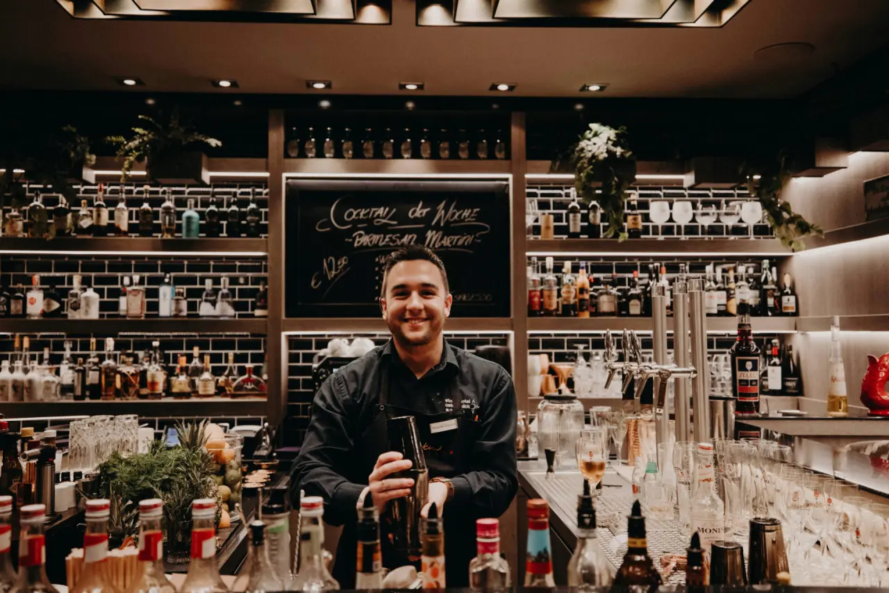 Strandhotel Ostseeblick in Ostseebad Heringsdorf – Freundlicher Barkeeper hinter der Hotelbar | Wellnesshotel Ostsee