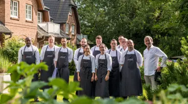 Landhaus Stricker in Tinnum – Professionelles Küchenteam im Hotelgarten | Wellnesshotel Sylt