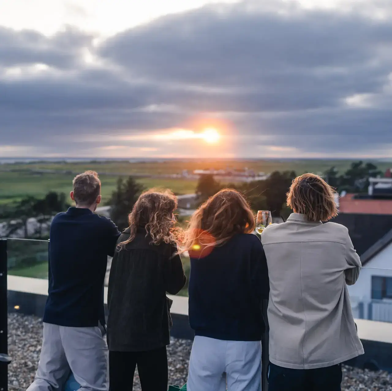 Travel Charme Strandhotel Bansin in Seebad Bansin – Gäste genießen den Sonnenuntergang von der Dachterrasse | Wellnesshotel Usedom