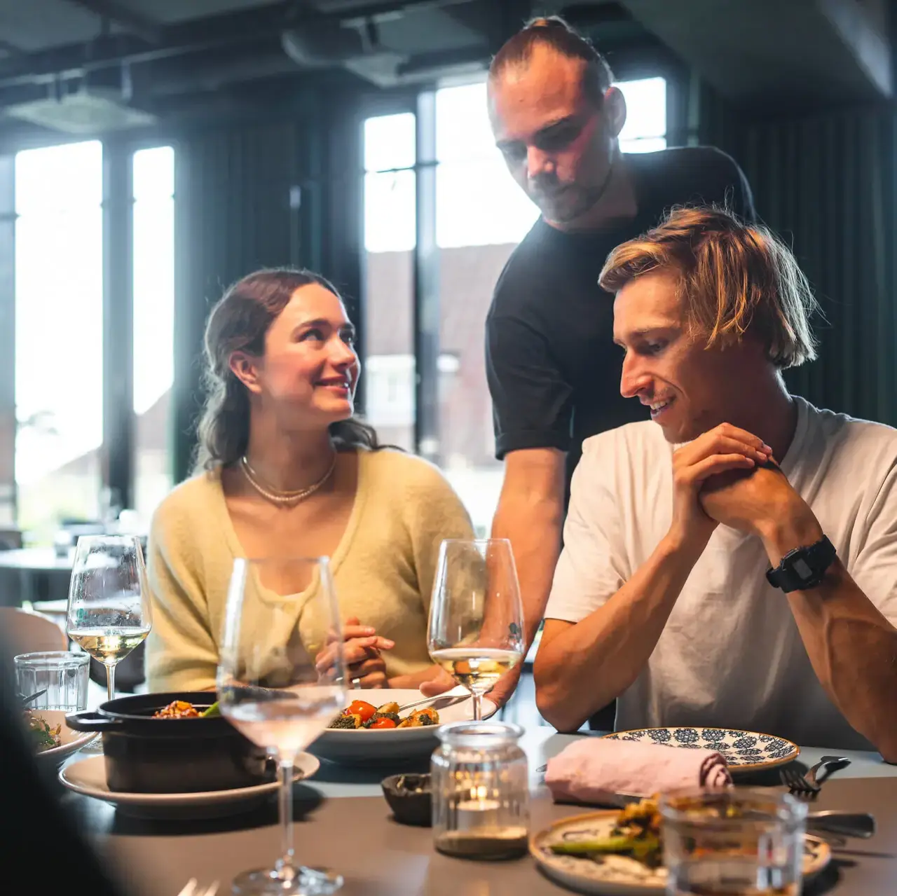 Travel Charme Strandhotel Bansin in Seebad Bansin – Paar beim Abendessen im Restaurant | Wellnesshotel Usedom