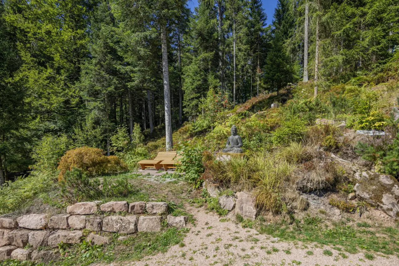 Hotel Langenwaldsee in Freudenstadt – Entspannungsbereich mit Liegen und Buddha-Statue im Grünen | Wellnesshotel Schwarzwald