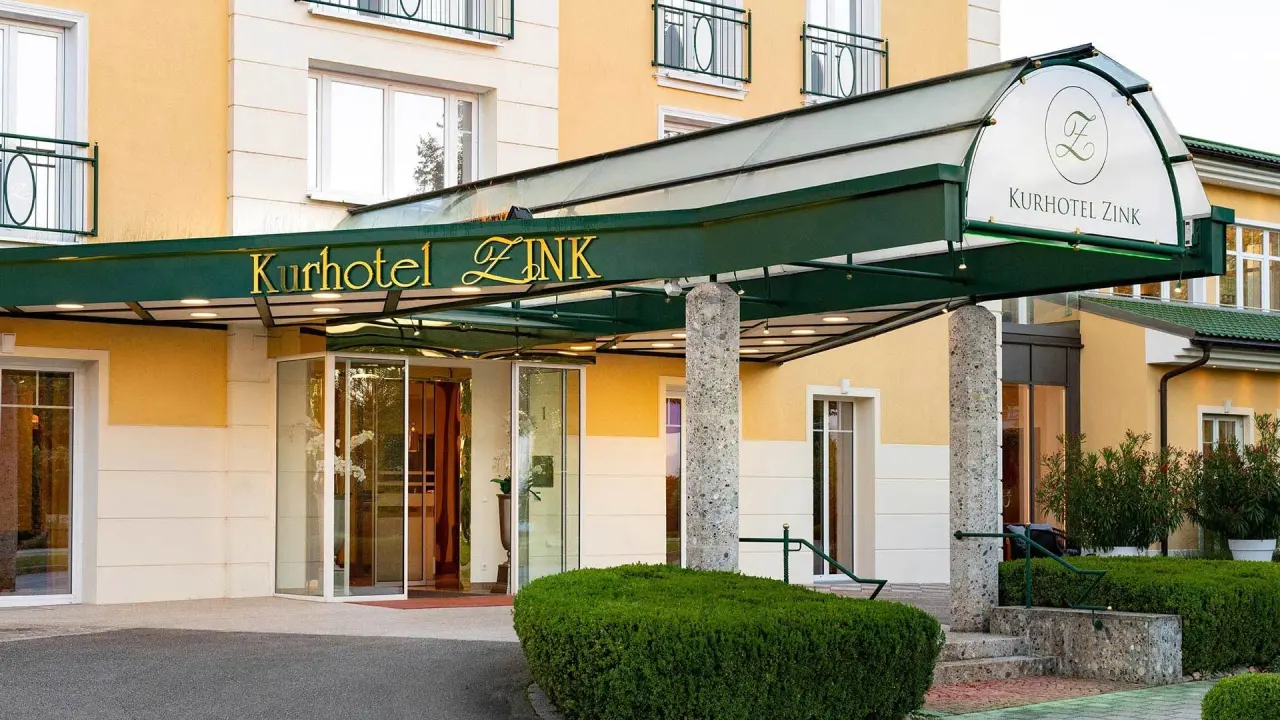 Kurhotel Zink in Bad Füssing – Hoteleingang mit Vordach und Beschilderung | Wellnesshotel Niederbayern