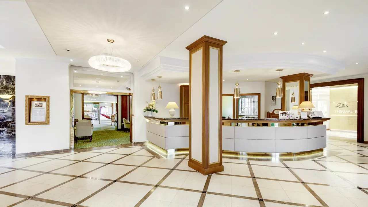 Kurhotel Zink in Bad Füssing – Elegante Rezeption und Lobbybereich | Wellnesshotel Niederbayern