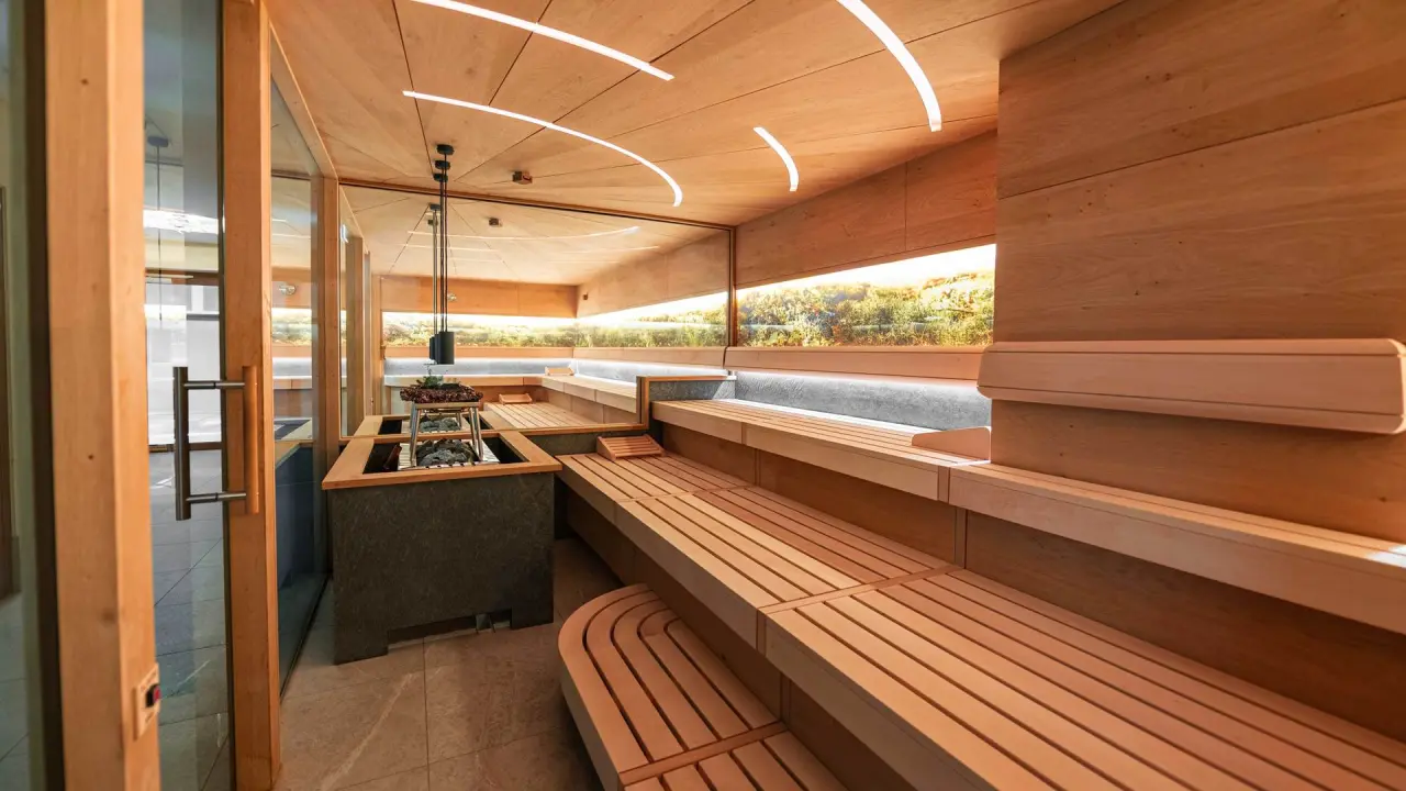 Kurhotel Zink in Bad Füssing – Moderne Sauna mit Holzdesign und indirekter Beleuchtung | Wellnesshotel Niederbayern