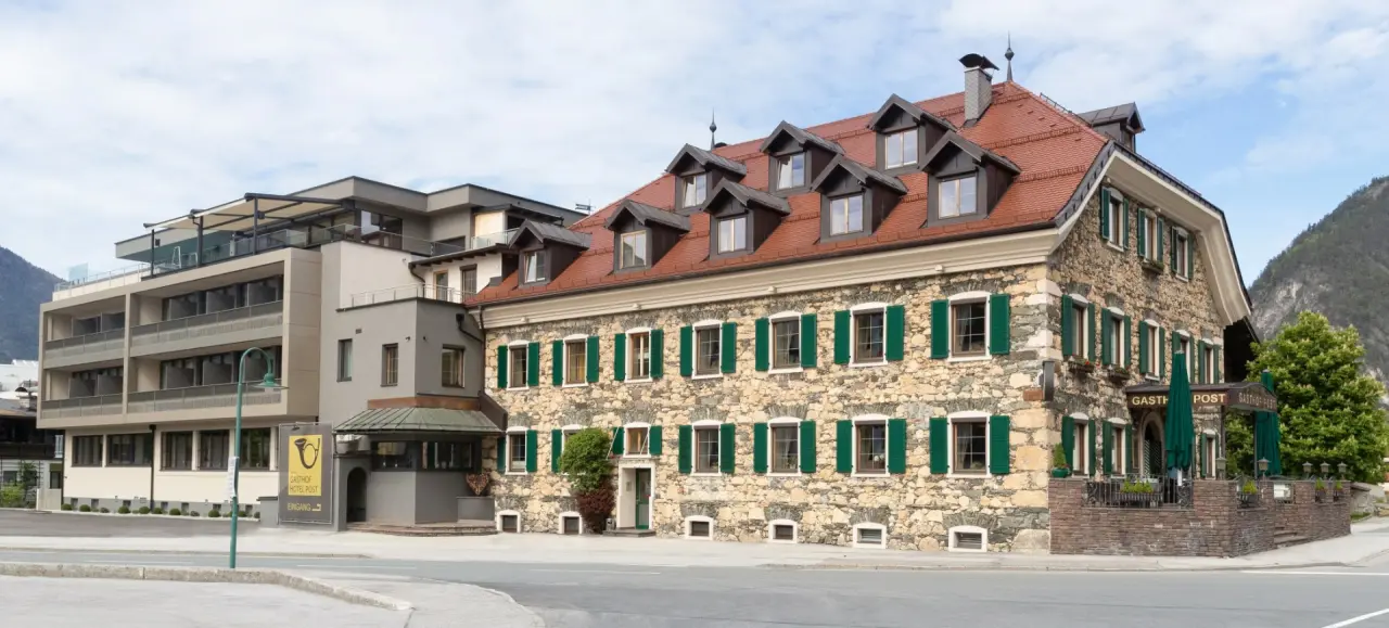Gasthof Hotel Post in Strass im Zillertal – Traditionelles und modernes Hotelgebäude | Wellnesshotel Zillertal