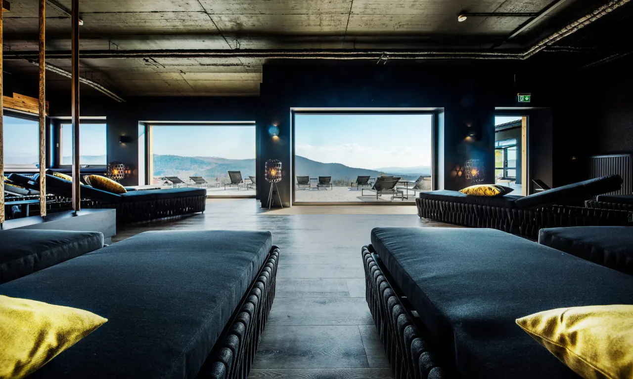 natura Hotel Bodenmais in Bodenmais – Moderner Ruhebereich mit Bergblick | Wellnesshotel Bayerischer Wald