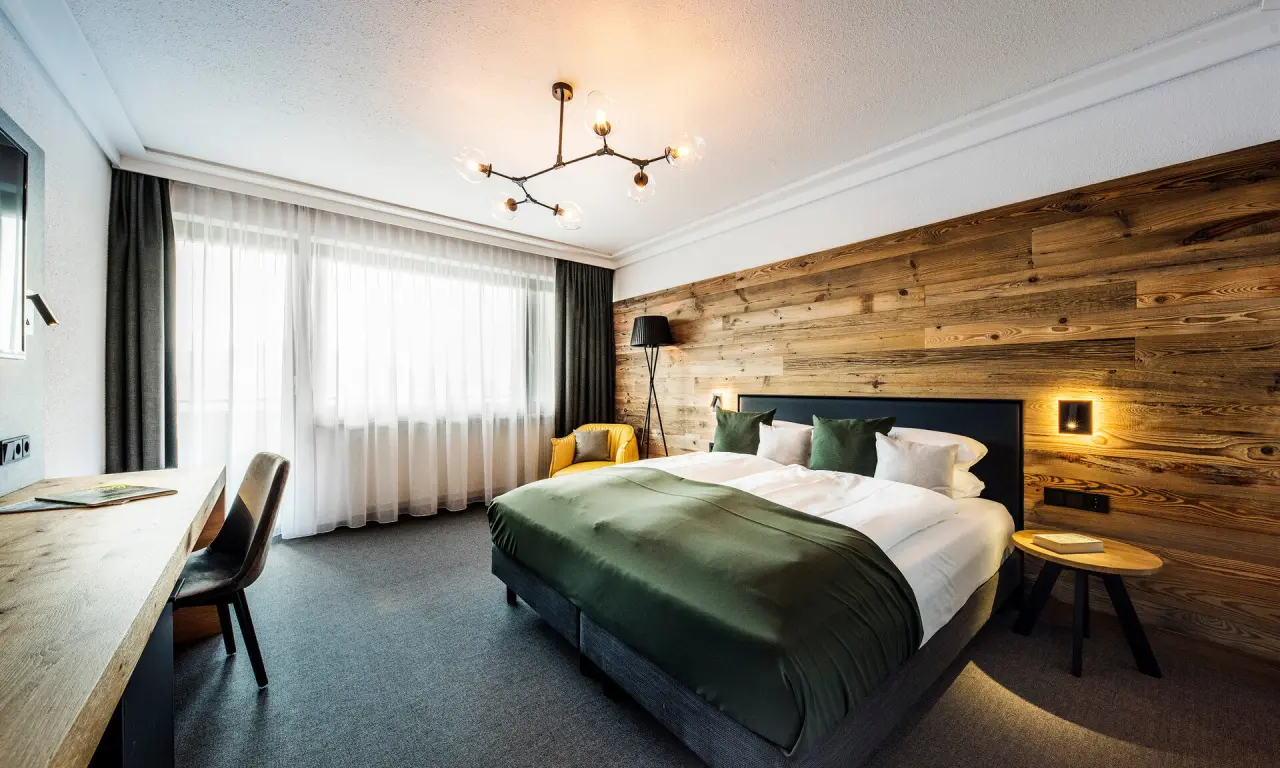 natura Hotel Bodenmais in Bodenmais – Stilvolles Doppelzimmer mit Holzverkleidung | Wellnesshotel Bayerischer Wald