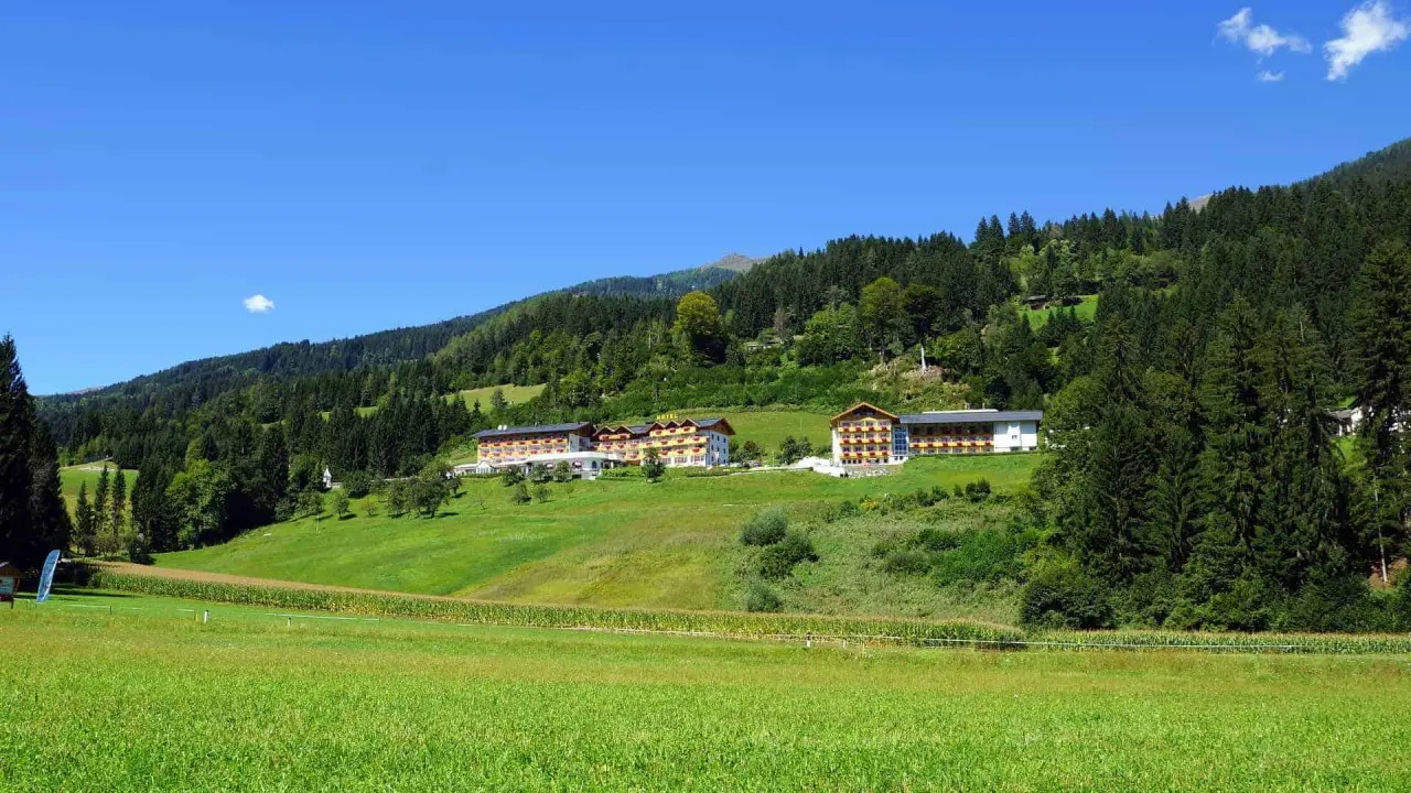 Hotel Glocknerhof in Berg im Drautal – Hotelanlage eingebettet in grüne Berglandschaft | Wellnesshotel Kärnten