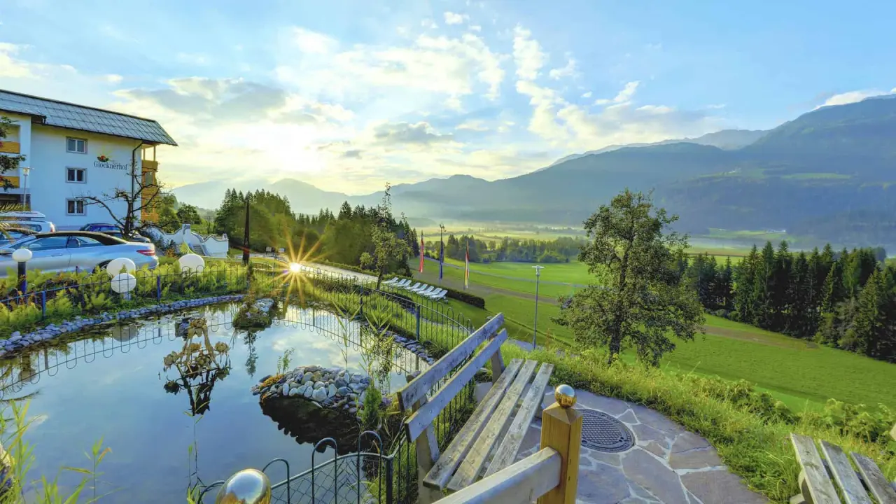Hotel Glocknerhof in Berg im Drautal – Gartenanlage mit Teich und Alpenpanorama | Wellnesshotel Kärnten