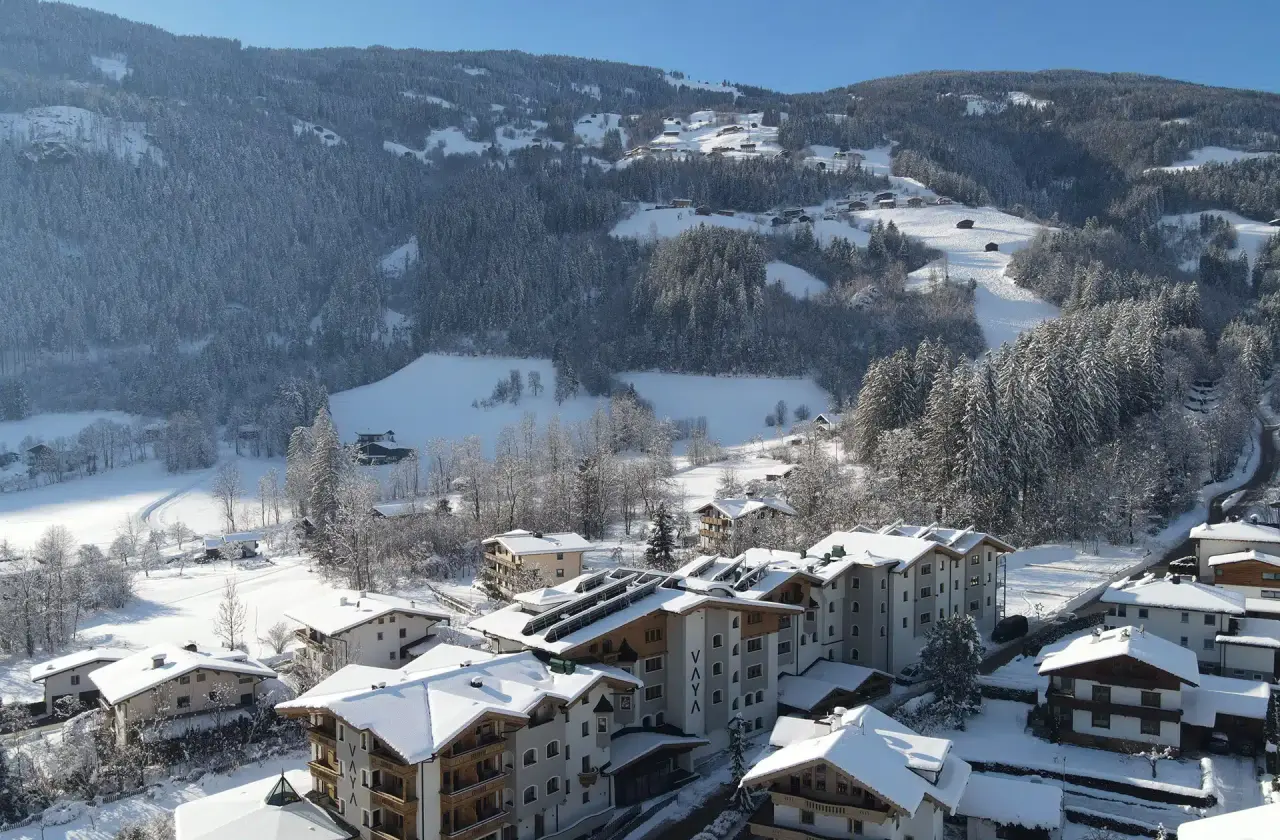 VAYA Zillertal in Aschau im Zillertal – Hotelanlage im verschneiten Bergpanorama | Wellnesshotel Zillertal