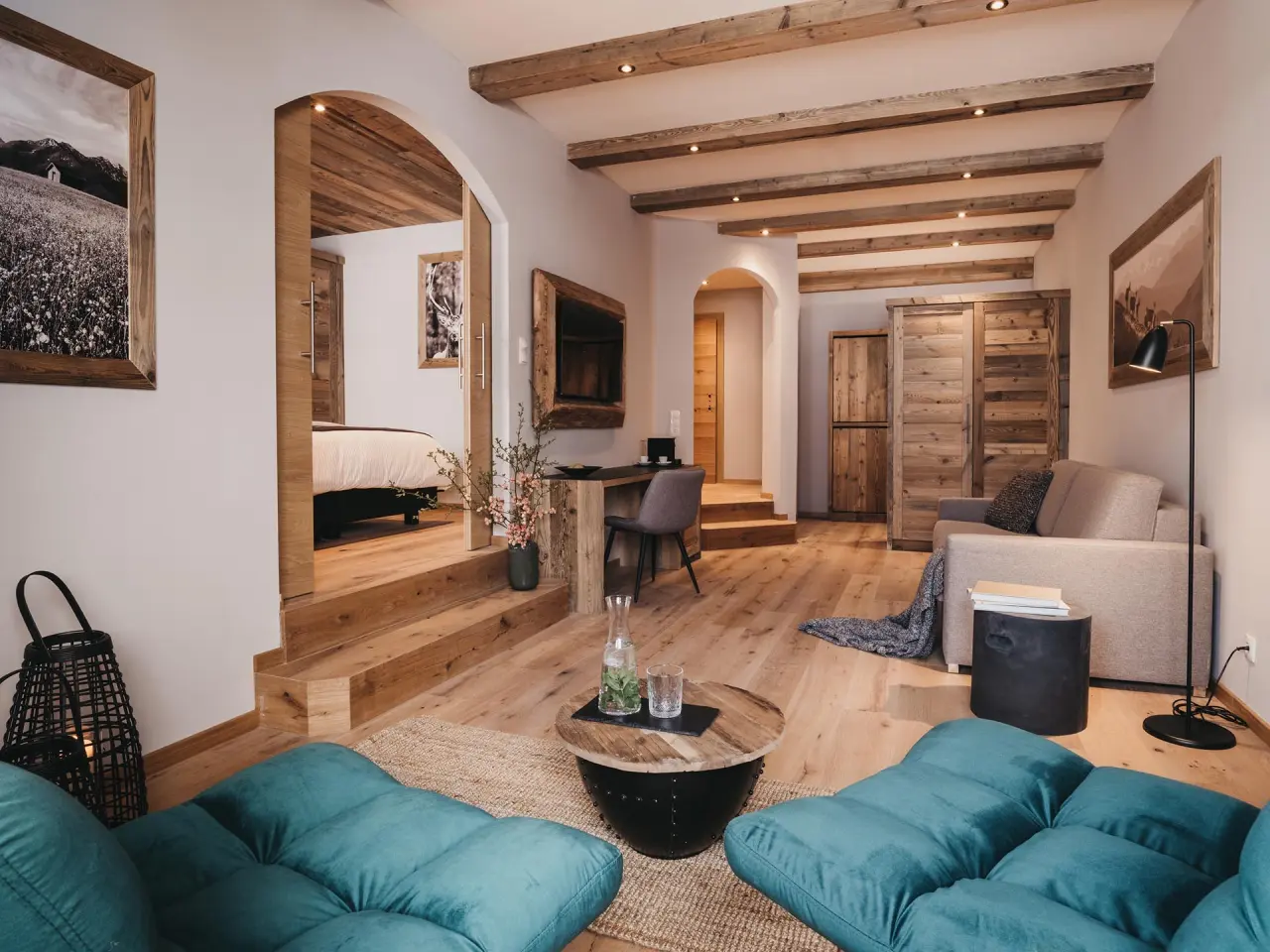 VAYA Zillertal in Aschau im Zillertal – Gemütliche Suite mit Wohn- und Schlafbereich | Wellnesshotel Zillertal