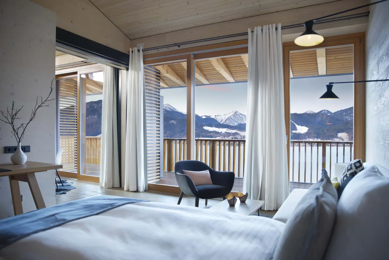 Hotel - DAS TEGERNSEE in Tegernsee – Modernes Hotelzimmer mit Balkon und Bergblick | Wellnesshotel Tegernsee
