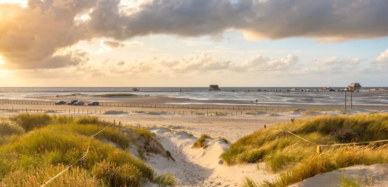 Ambassador Hotel & Spa in St. Peter-Ording – Sonnenuntergang über dem Strand mit Dünen | Wellnesshotel Nordsee