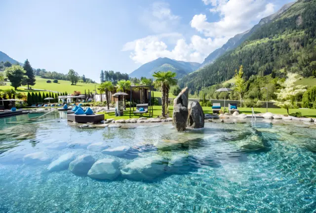 Andreus Golf Lodge in Schenna – Naturbadeteich mit Bergpanorama und Liegewiesen | Wellnesshotel Südtirol