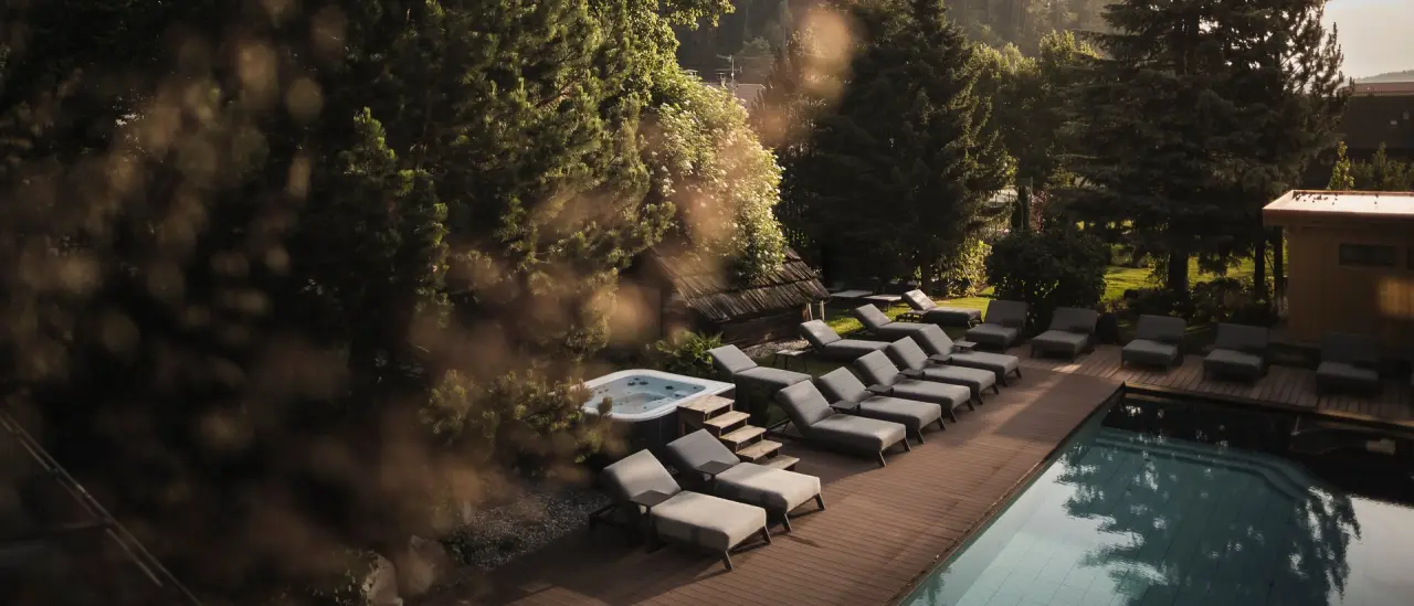Hotel Lanerhof in Ehrenburg (Kiens) – Außenpool mit Whirlpool und Liegen im Abendlicht | Wellnesshotel Südtirol