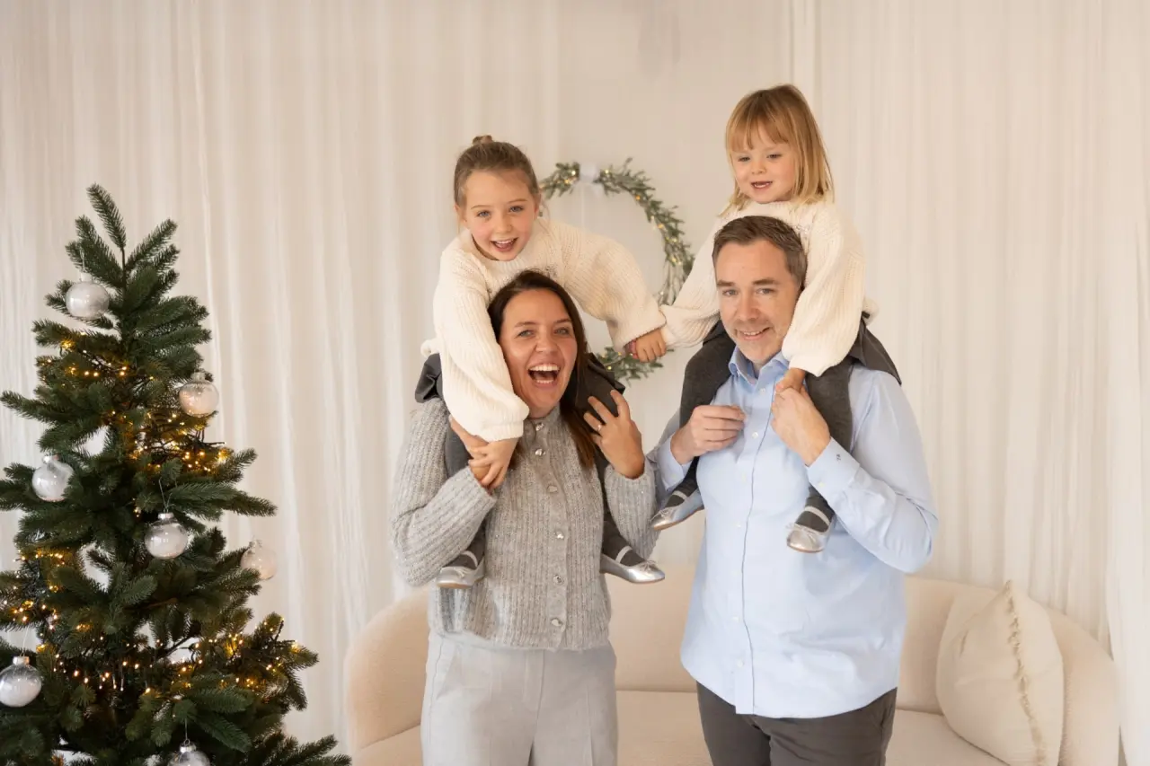 Das König Ludwig Inspiration SPA in Schwangau – Eine glückliche Familie vor einem Weihnachtsbaum | Wellnesshotel Allgäu