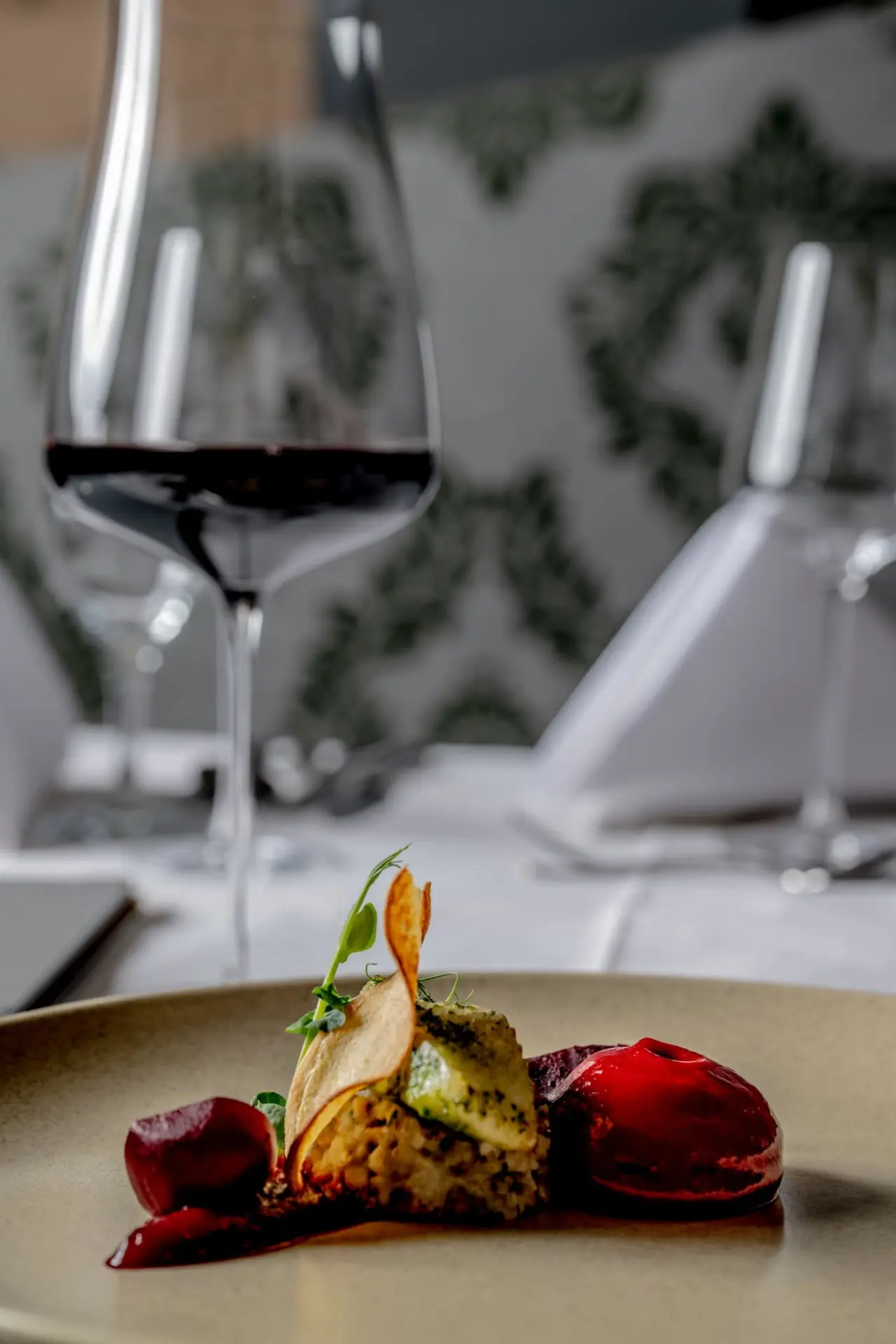 Das König Ludwig Inspiration SPA in Schwangau – Exquisit angerichtetes Gericht mit Rotwein | Wellnesshotel Allgäu