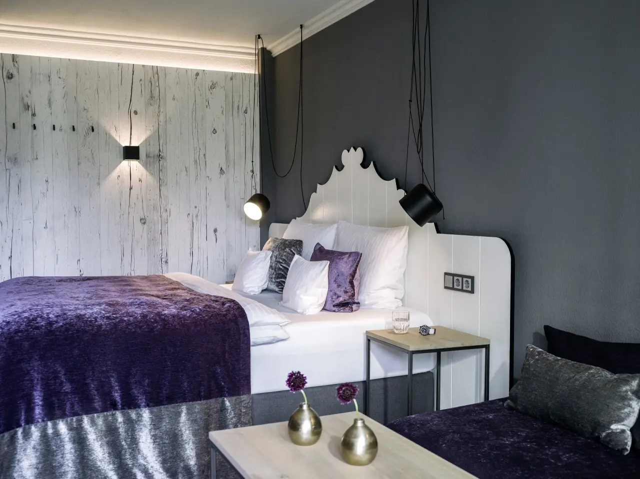 Das König Ludwig Inspiration SPA in Schwangau – Komfortables Doppelzimmer mit lila Akzenten | Wellnesshotel Allgäu