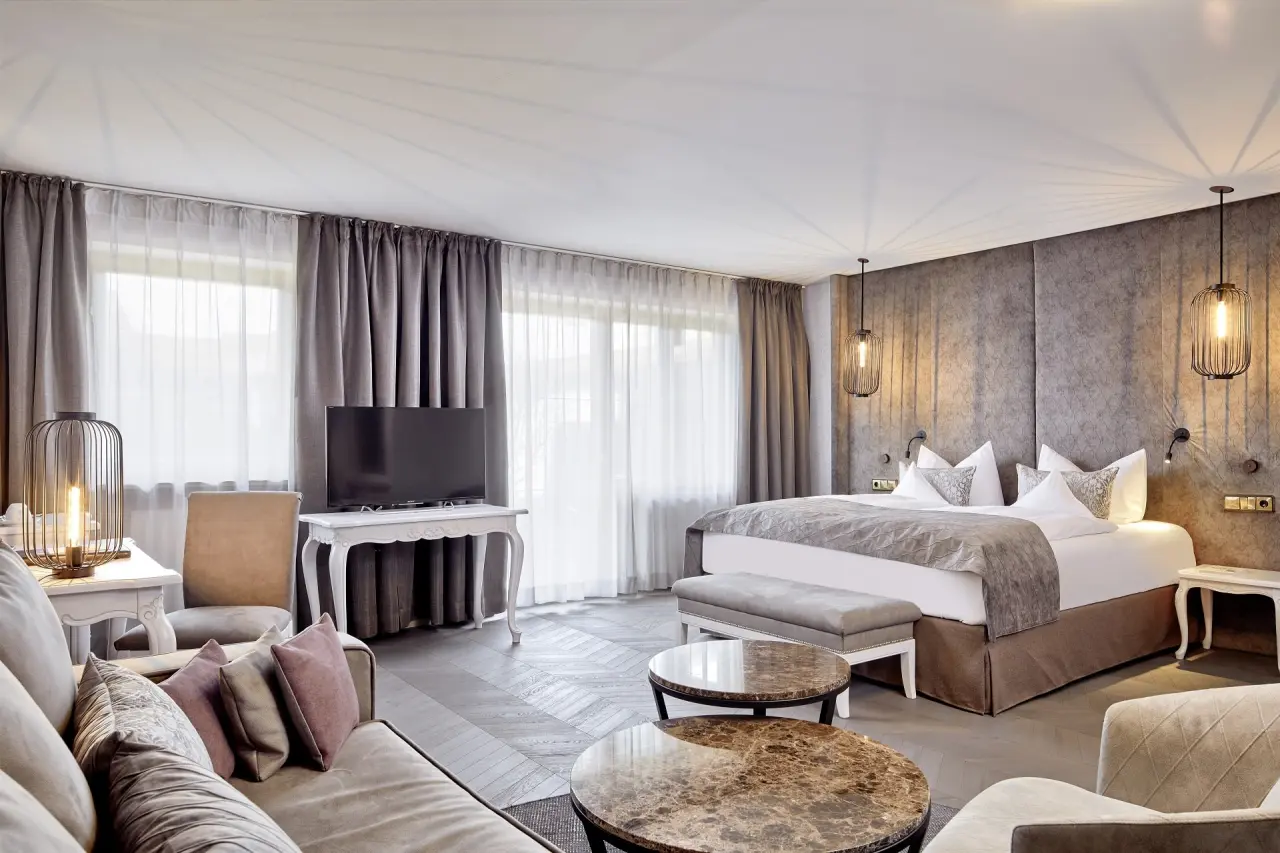 Das König Ludwig Inspiration SPA in Schwangau – Elegantes Doppelzimmer mit Sofa und modernem Design | Wellnesshotel Allgäu