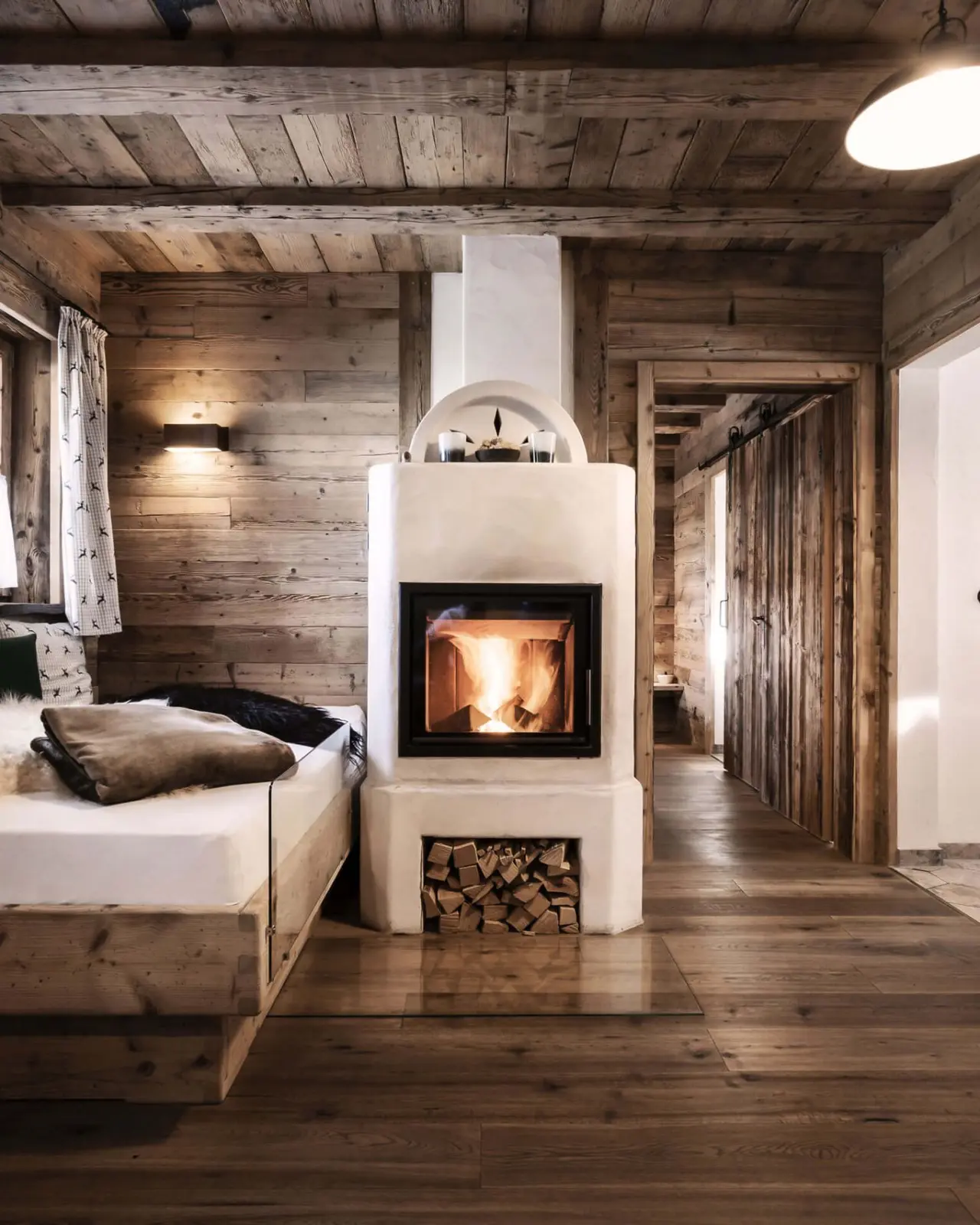Alpin Chalets Oberjoch in Bad Hindelang – Rustikales Chalet-Interieur mit Kamin und Schlafbereich | Wellnesshotel Allgäu