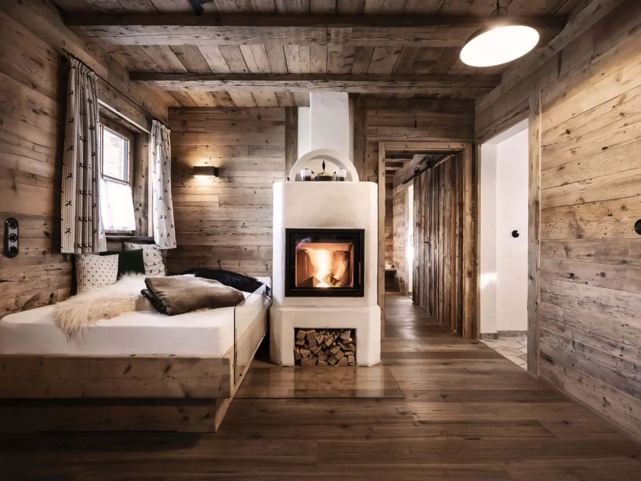 Alpin Chalets Oberjoch in Bad Hindelang – Gemütliches Chalet-Zimmer mit Kamin | Wellnesshotel Allgäu