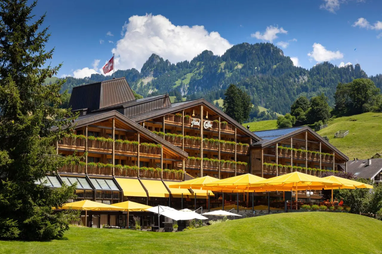 Hotel Cailler in Val-de-Charmey – Hotelgebäude mit Bergpanorama | Wellnesshotel Schweiz