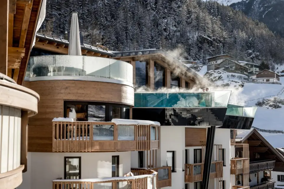 Hotel Das Central in Sölden – Beheizter Infinity-Außenpool im Schnee mit Bergblick | Wellnesshotel Tirol