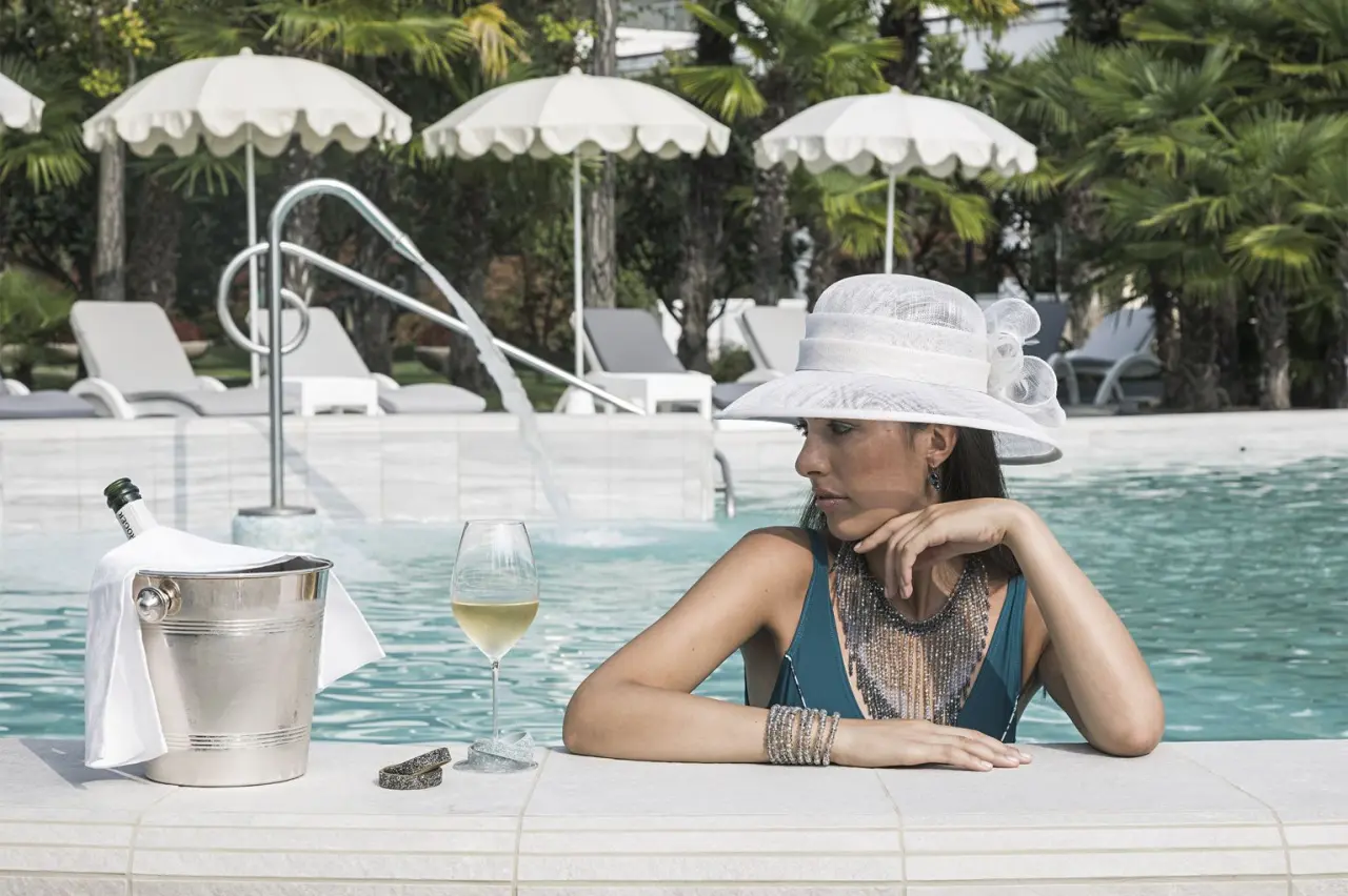 Abano Grand Hotel in Abano Terme – Frau entspannt im Pool mit Champagner | Wellnesshotel Veneto