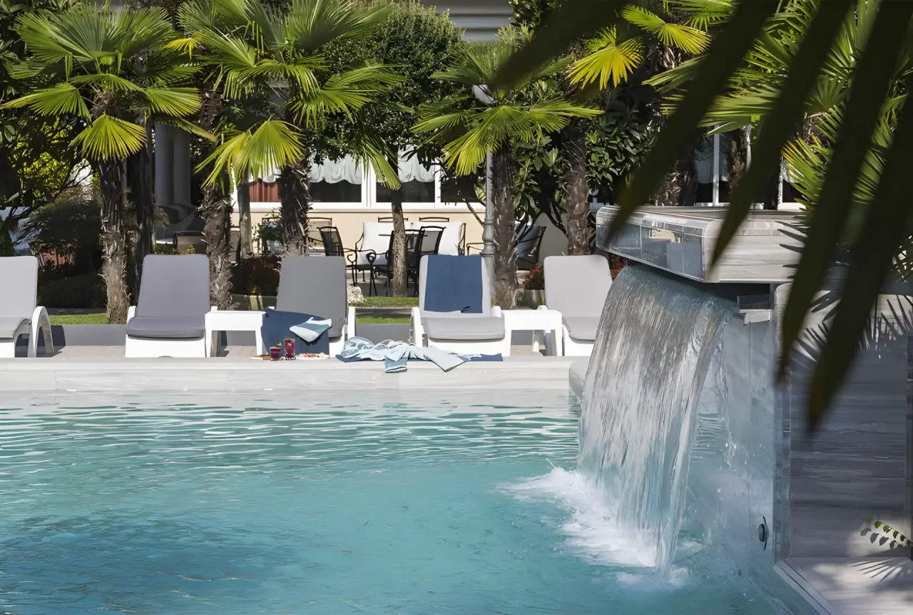Abano Grand Hotel in Abano Terme – Außenpool mit Wasserfall und Palmen | Wellnesshotel Veneto
