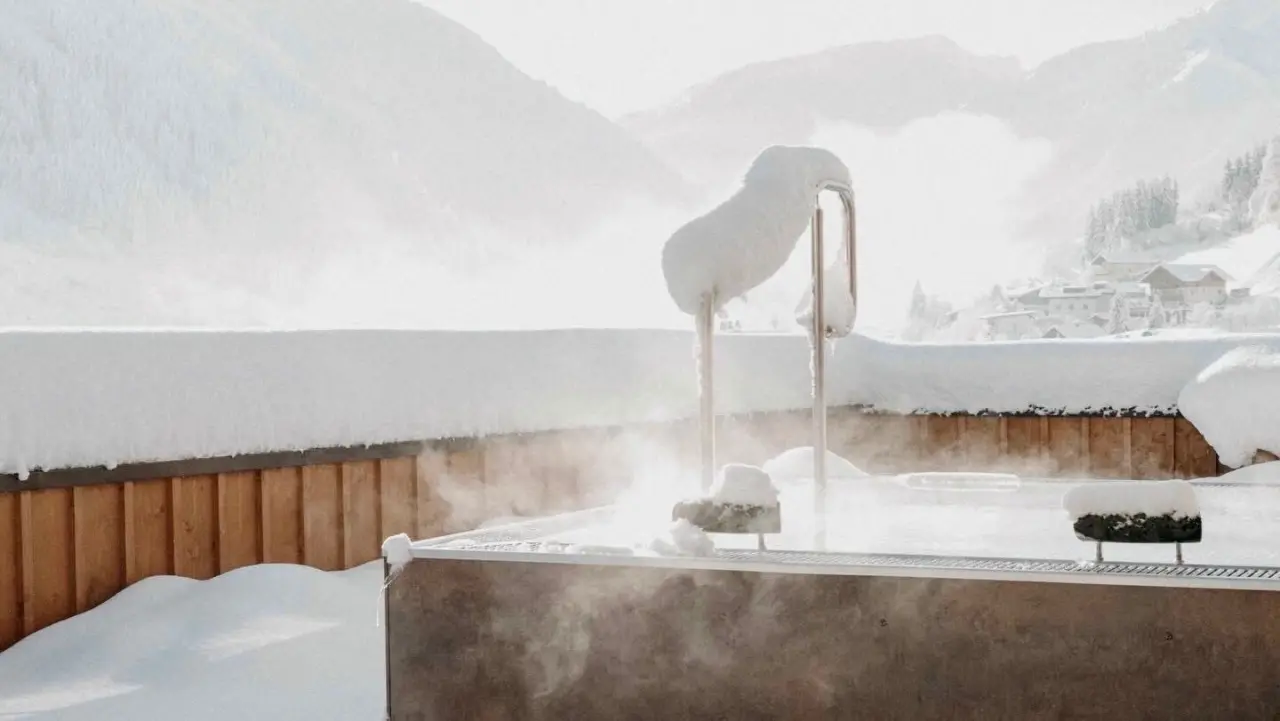 Hotel Nesslerhof in Großarl – Dampfender Whirlpool im Schnee mit Bergblick | Wellnesshotel Salzburger Land