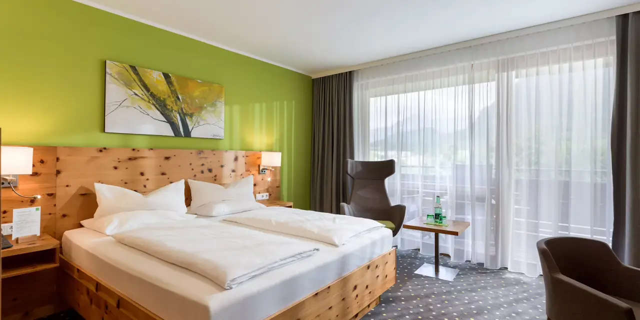 DAS SIEBEN in Bad Häring – Komfortables Doppelzimmer mit Balkon und Bergblick | Wellnesshotel Tirol