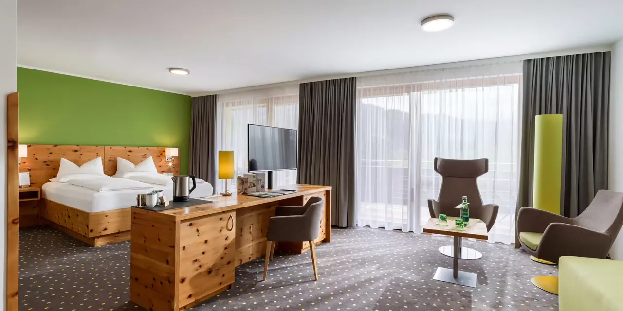 DAS SIEBEN in Bad Häring – Geräumiges Hotelzimmer mit Sitzbereich und Balkonblick | Wellnesshotel Tirol
