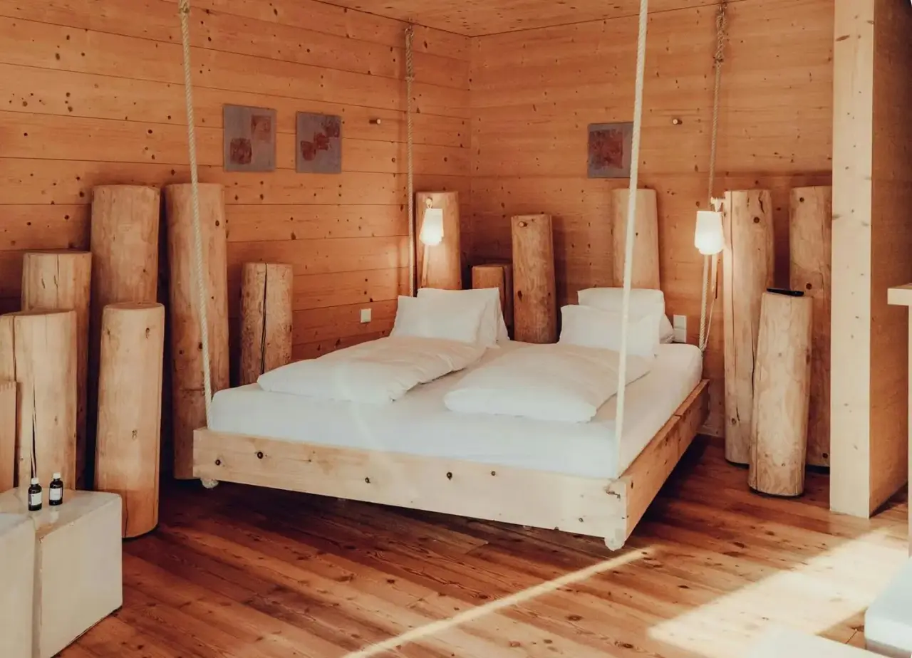 Holzhotel Forsthofalm in Leogang – Exklusives Zimmer mit Naturholz und Schaukelbett | Wellnesshotel Salzburger Land