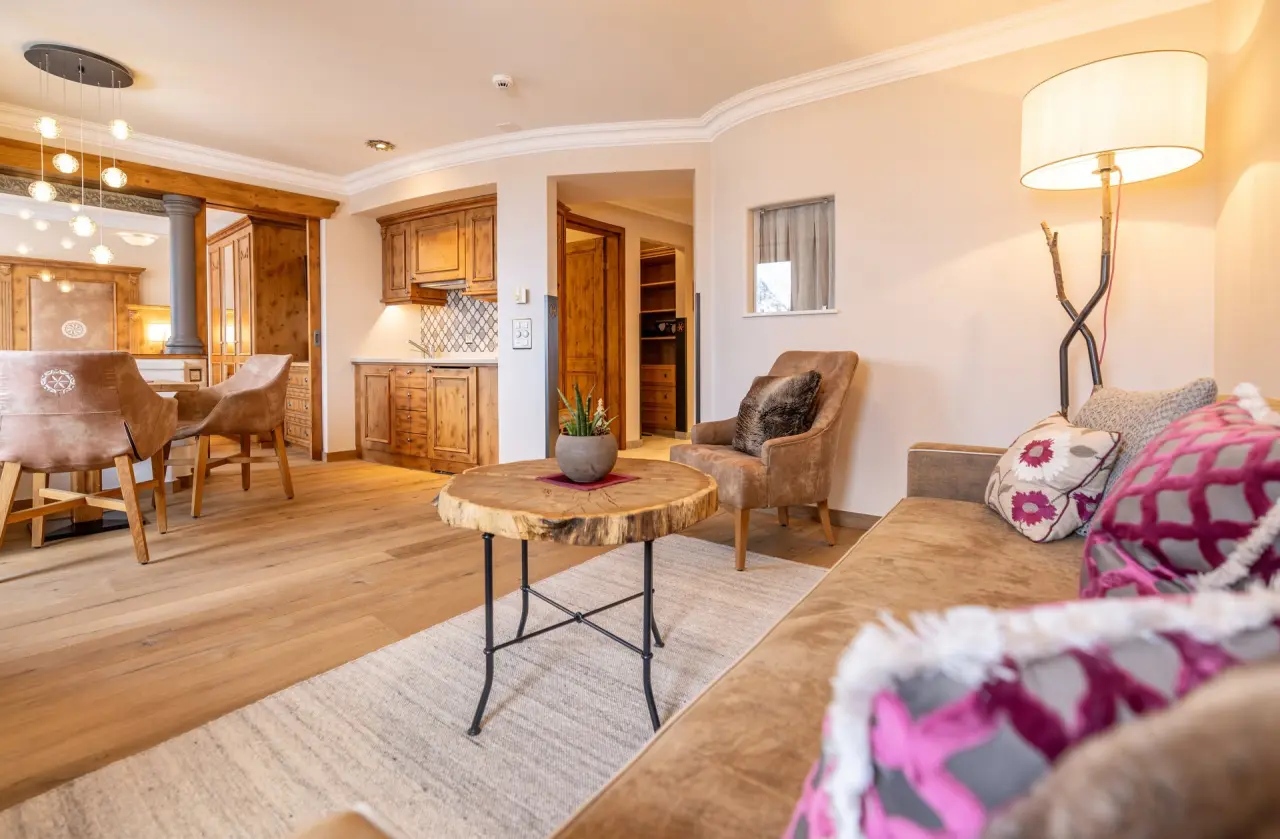 BelArosa Hotel in Arosa – Gemütlicher Wohnbereich einer Suite mit Küchenzeile | Wellnesshotel Graubünden