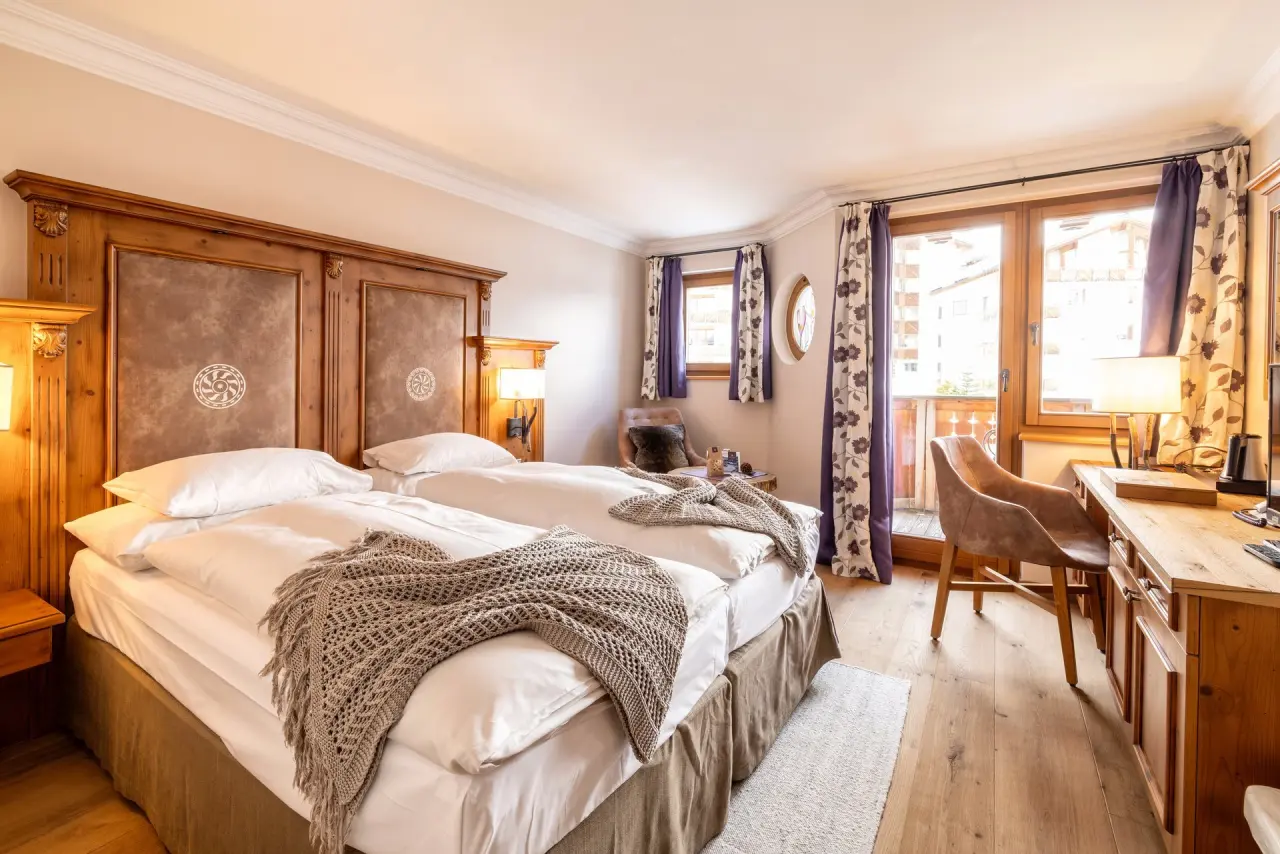BelArosa Hotel in Arosa – Komfortables Schlafzimmer im alpinen Stil mit Balkon | Wellnesshotel Graubünden