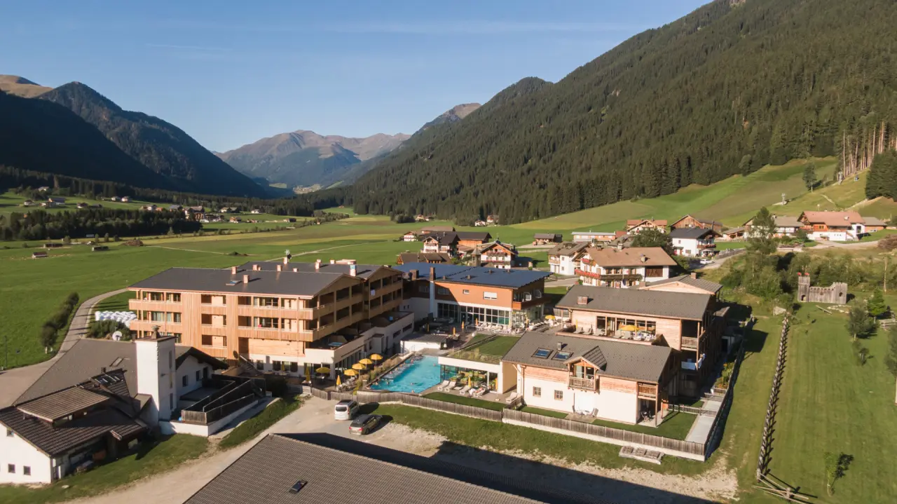 Alpine Nature Hotel Stoll in Toblach – Luftaufnahme des Hotels im Hochpustertal | Wellnesshotel Südtirol