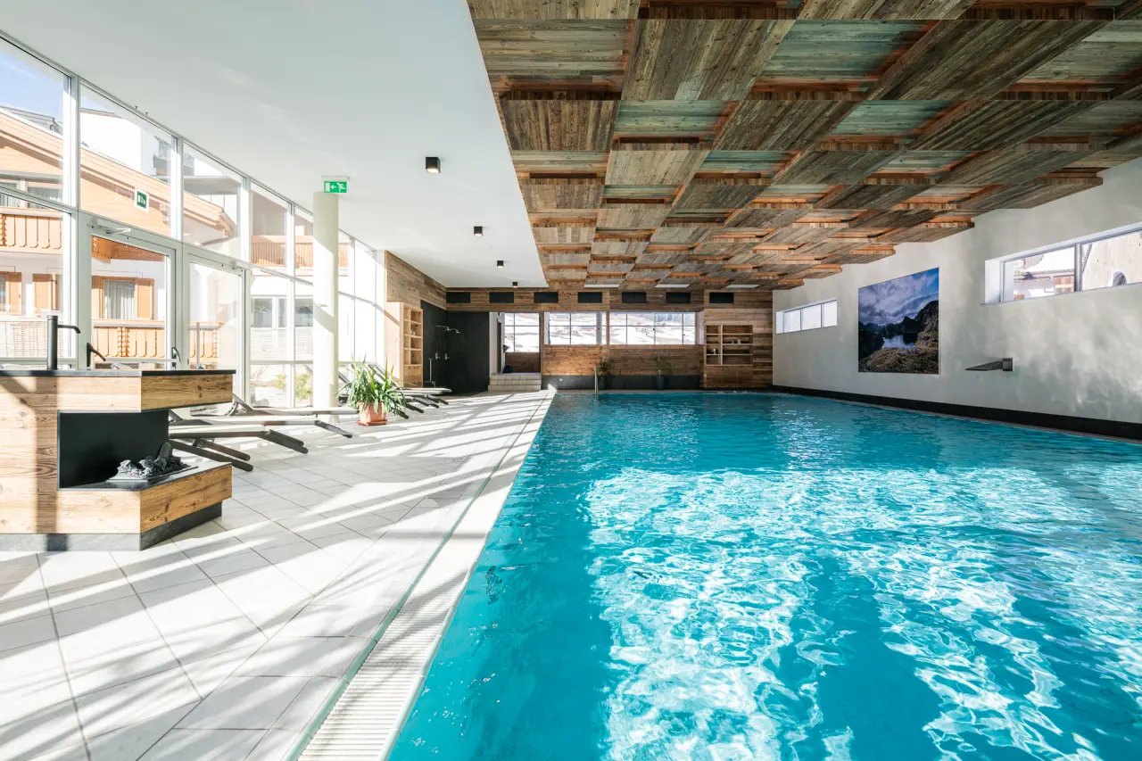 Alpine Nature Hotel Stoll in Toblach – Heller Innenpool mit Holzdecke | Wellnesshotel Südtirol