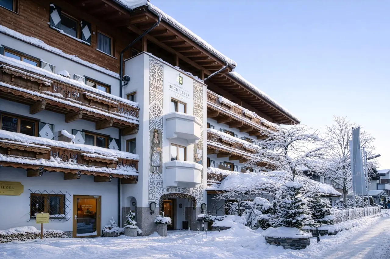 Hotel Hochfilzer in Ellmau – Traditionelle Hotelfassade im Winter mit Schnee | Wellnesshotel Tirol