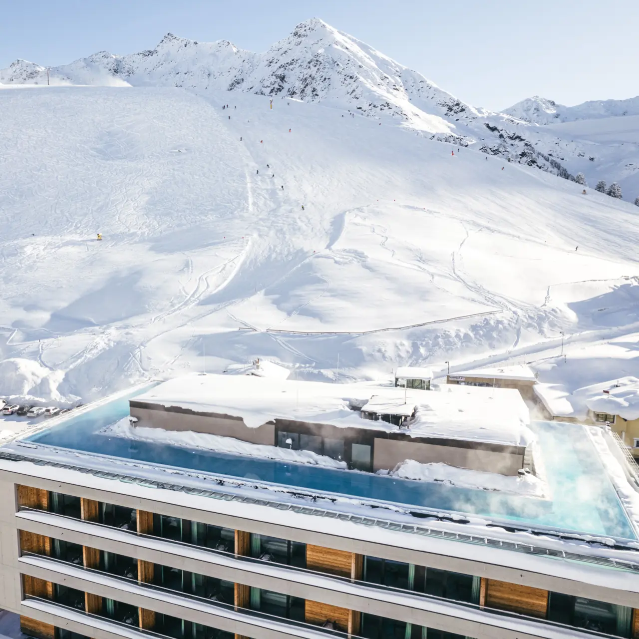 Hotel Mooshaus in Kühtai – Infinity-Dachpool mit Panoramablick auf verschneite Berge | Wellnesshotel Tirol