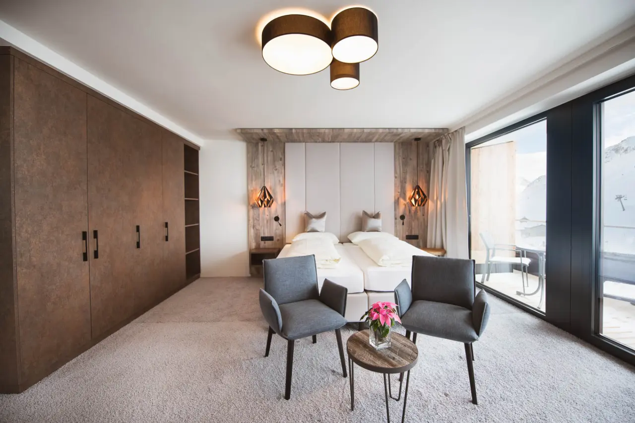 Hotel Mooshaus in Kühtai – Exklusives Zimmer mit hängenden Relaxsesseln und modernem Design | Wellnesshotel Tirol