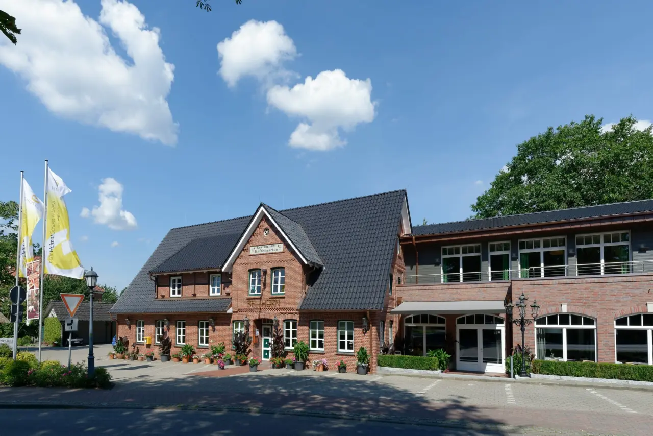 Ringhotel Sellhorn in Hanstedt – Traditionelle Außenansicht des Hotels | Wellnesshotel Lüneburger Heide