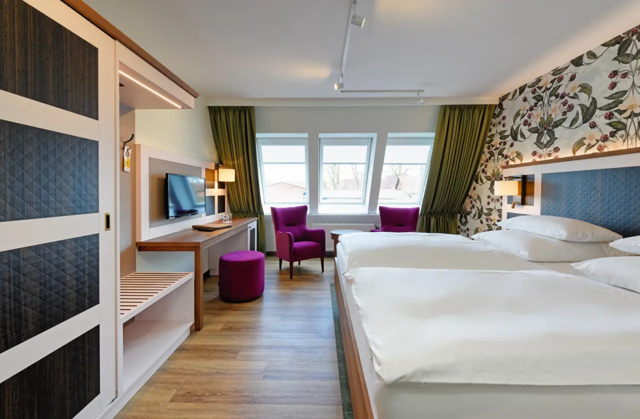 Ringhotel Sellhorn in Hanstedt – Modernes Doppelzimmer mit floraler Tapete | Wellnesshotel Lüneburger Heide