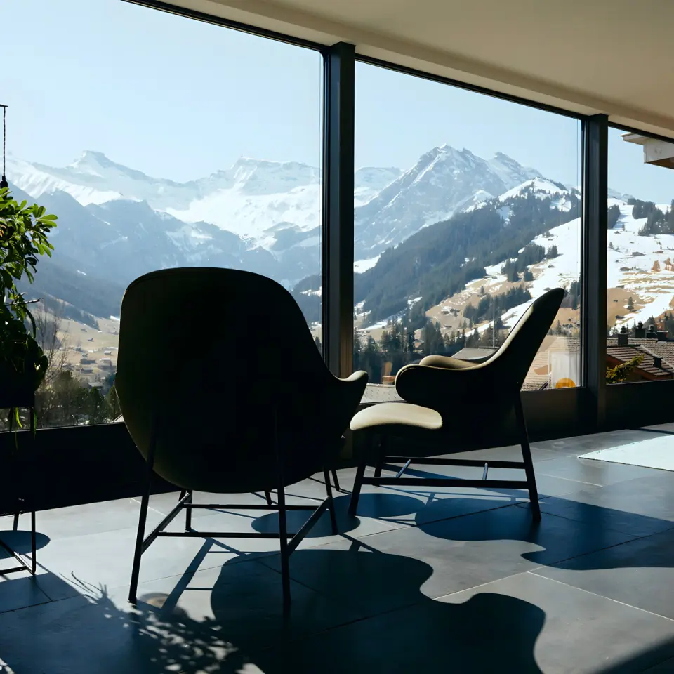 The Cambrian Adelboden in Adelboden – Gemütliche Sessel mit Panoramablick auf die verschneiten Berge | Wellnesshotel Berner Oberland