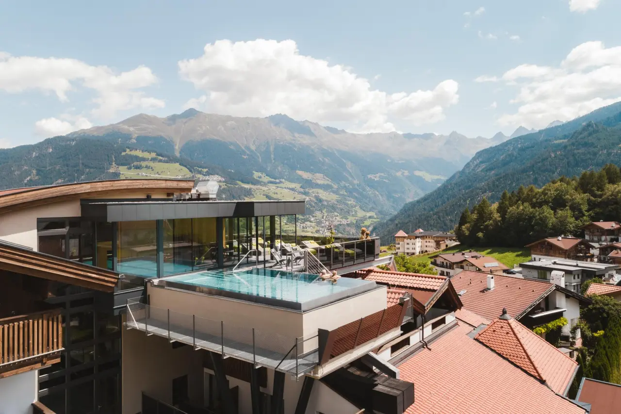 Alpine Hotel Resort Goies in Ladis – Infinity-Dachpool mit Panoramablick auf die Berge | Wellnesshotel Tirol