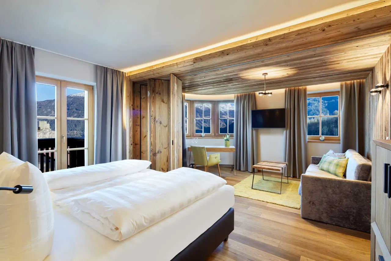 Alpine Hotel Resort Goies in Ladis – Komfortables Hotelzimmer mit Holzelementen und Bergblick | Wellnesshotel Tirol