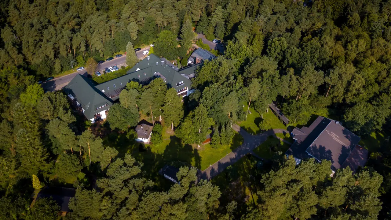 Hotel Zur Heidschnucke in Asendorf – Luftaufnahme des Hotels umgeben von Wald | Wellnesshotel Landkreis Harburg