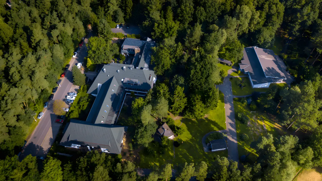 Hotel Zur Heidschnucke in Asendorf – Weitläufige Hotelanlage im Grünen aus der Vogelperspektive | Wellnesshotel Landkreis Harburg